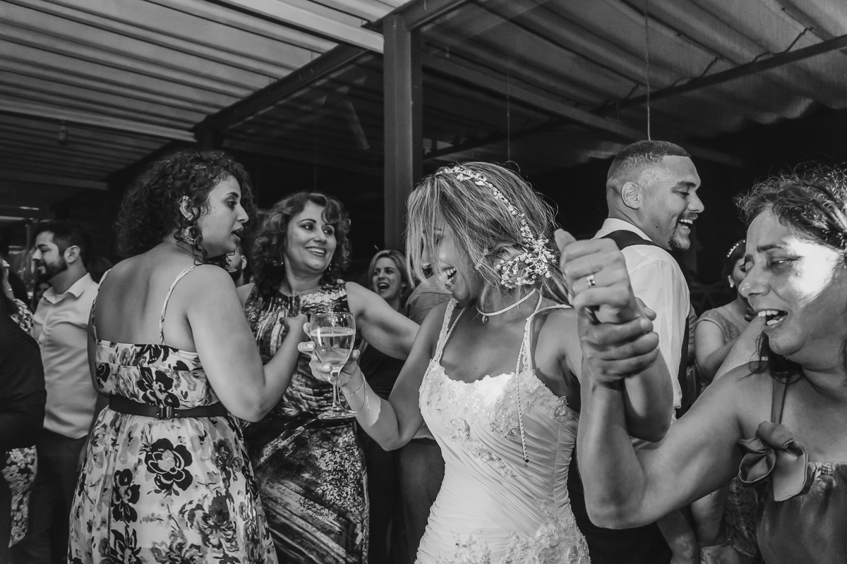 Foto da noiva dançando na festa- KF Eventos - Praia Grande - SP