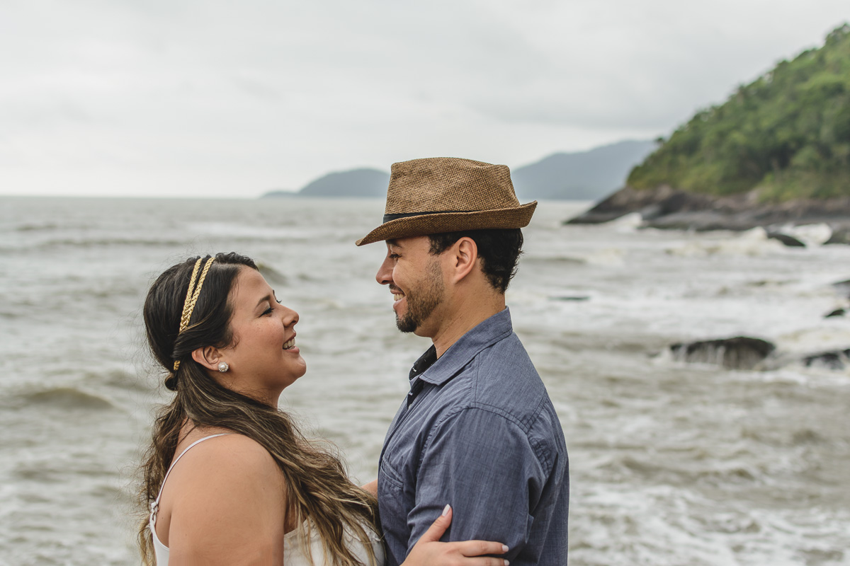 Casal, o mar e o céu ensaio pré-wedding/Praia de Peruíbe - Cia P&B Produções
