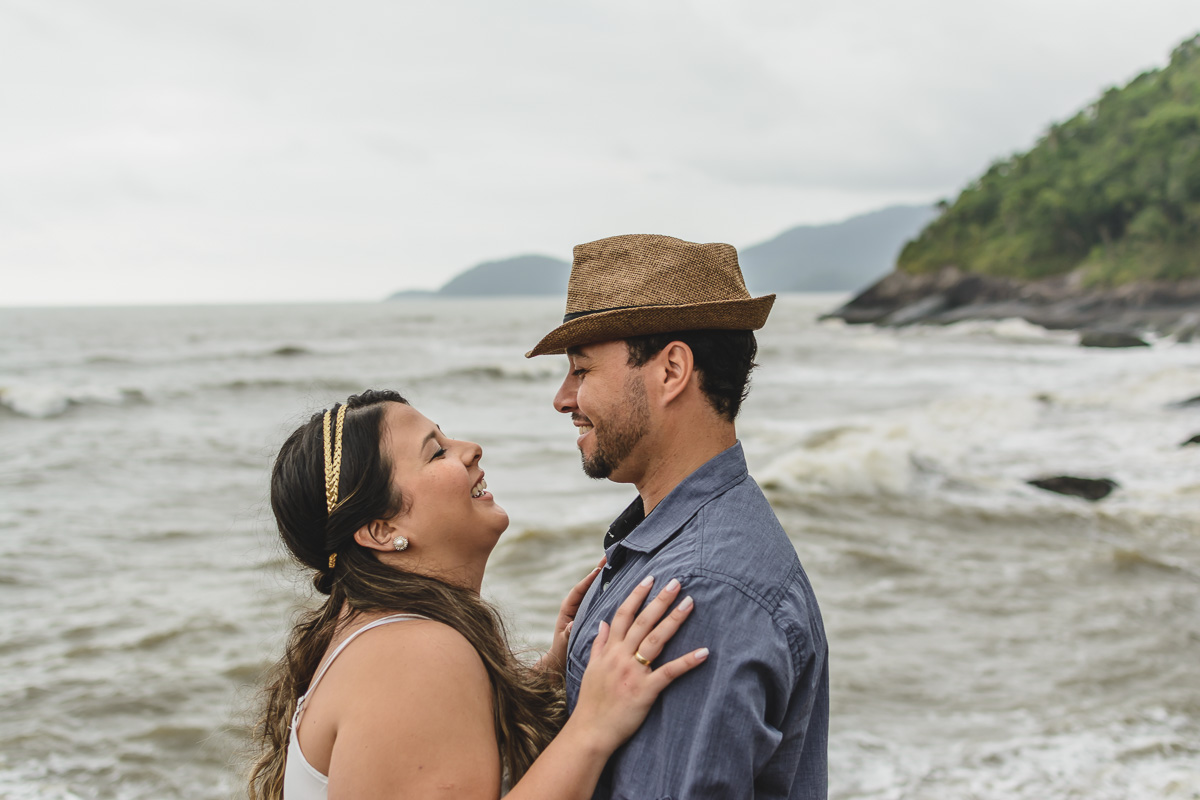 Casal sorrindo ensaio pré-wedding/Praia de Períbe - Cia P&B Produções