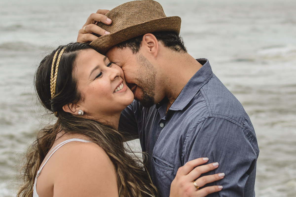 Casal e um chamego./Praia de Peruíbe - Cia P&B Produções