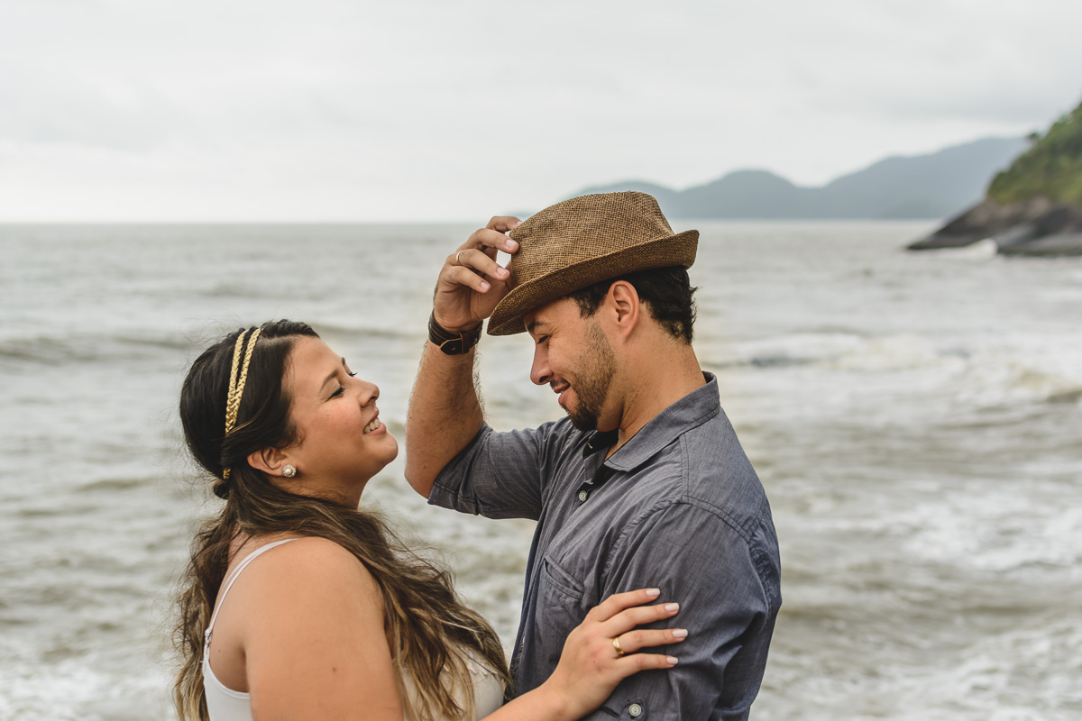 Casal, o mar e o chapéu./Praia de Peruíbe - Cia P&B Produções