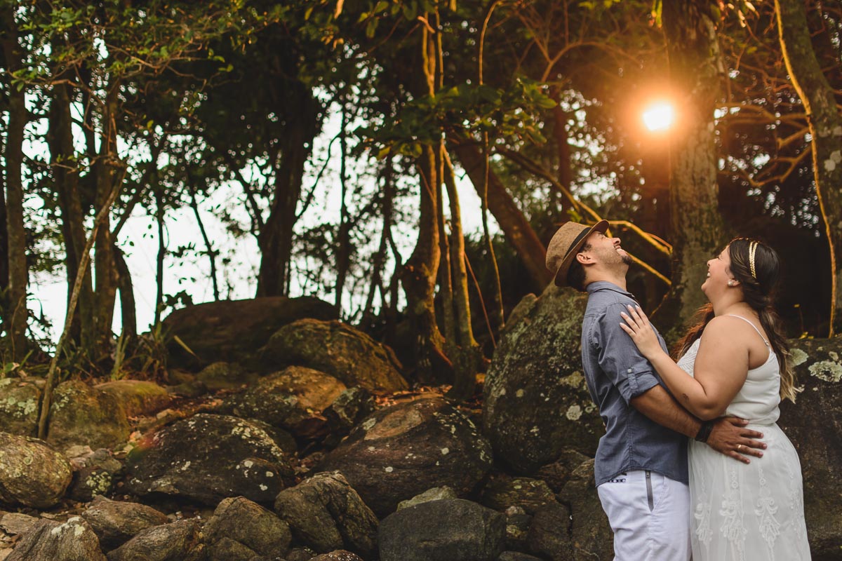 Gargalhada do casal durante o ensaio. Praia de Peruíbe - Cia P&B Produções