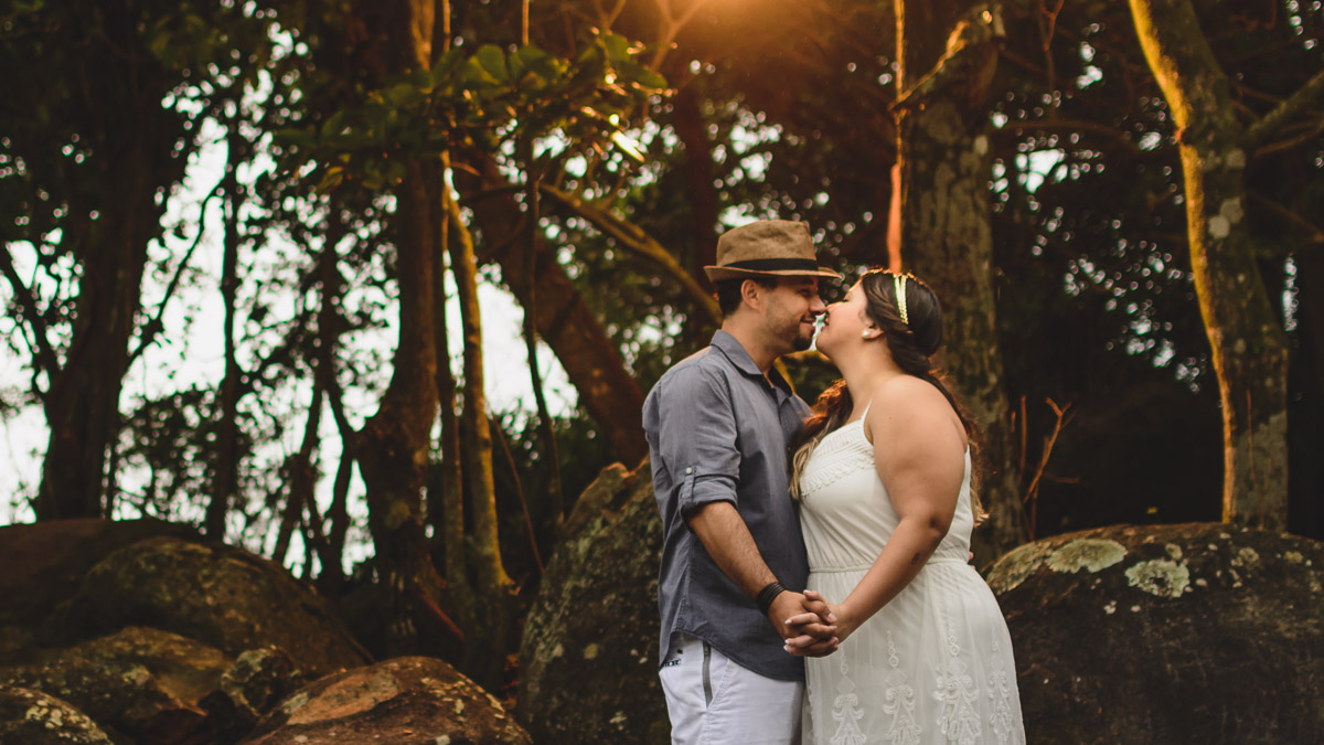 Casal à luz do sol de mãos dadas./Praia de Peruíbe - Cia P&B Produções