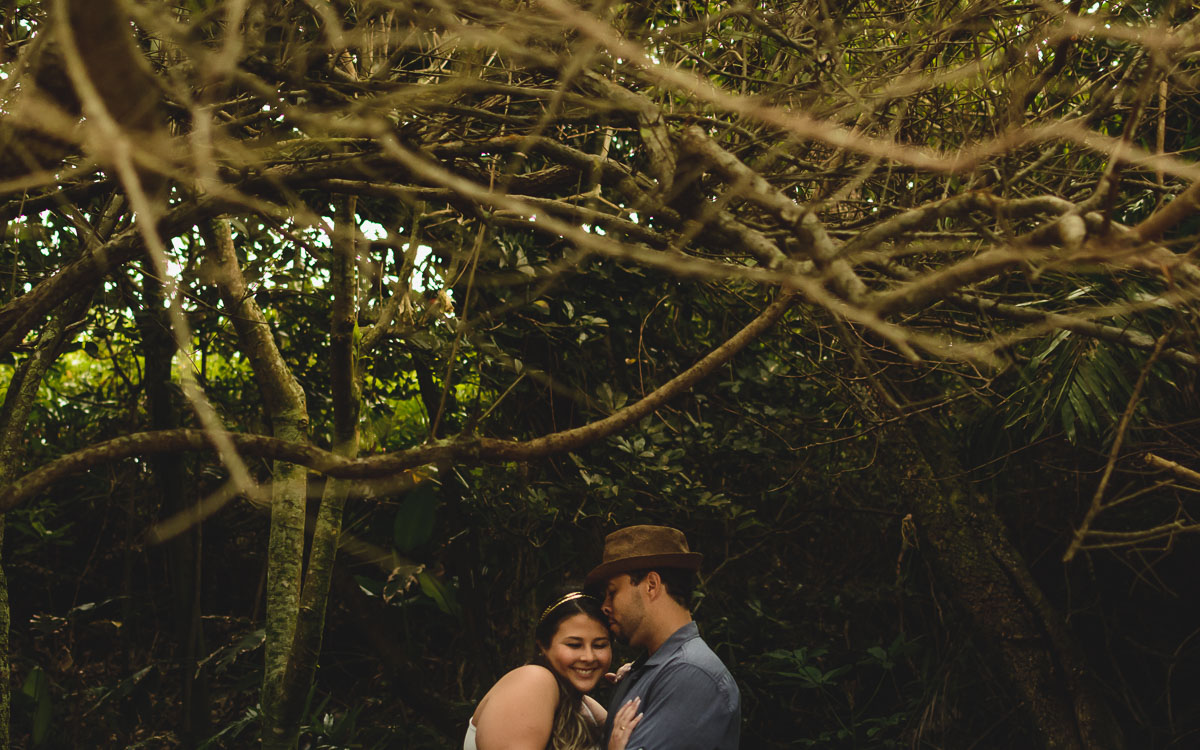 Casal e os galhos./Praia de Peruíbe - Cia P&B Produções