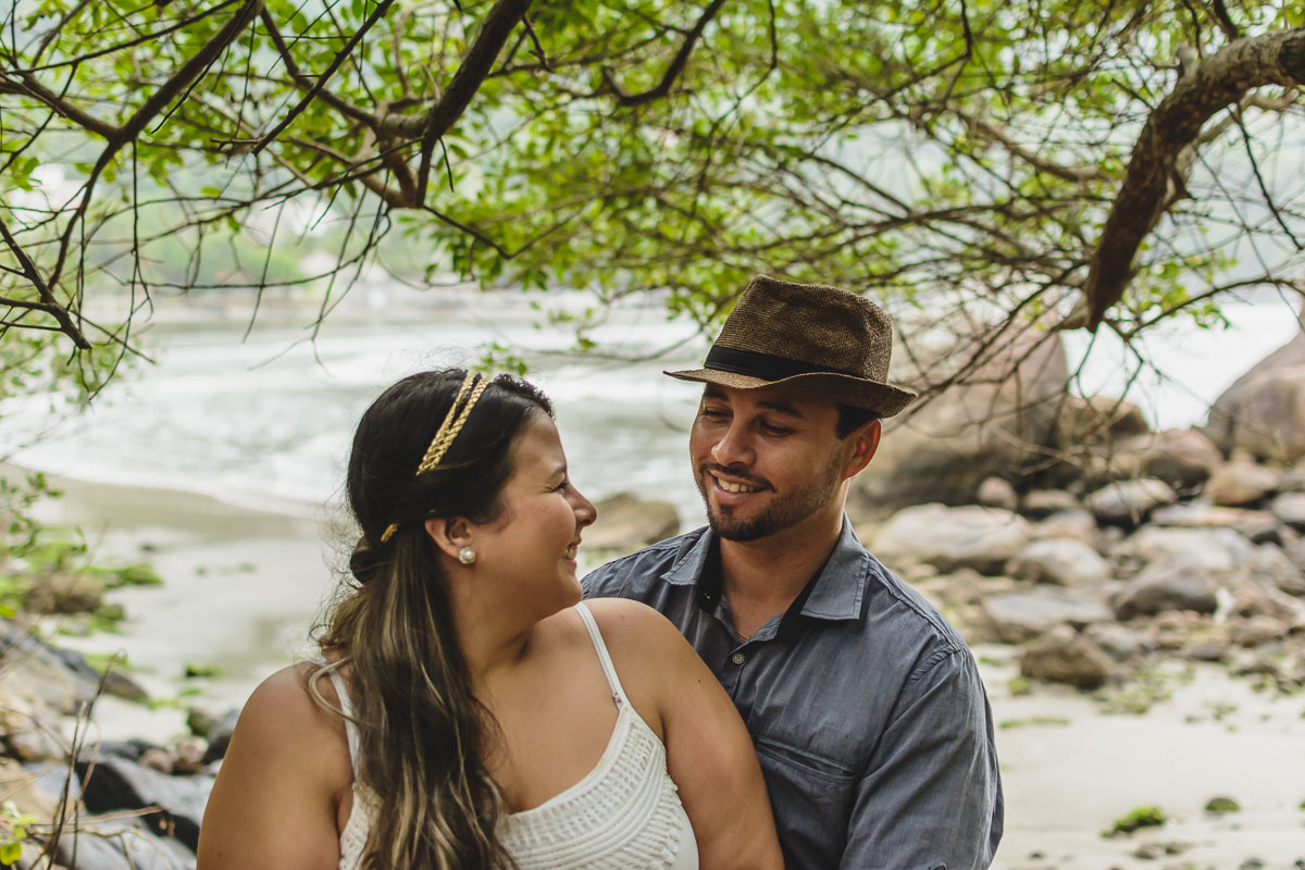 Casal se olhando. Praia de Peruíbe - Cia P&B Produções