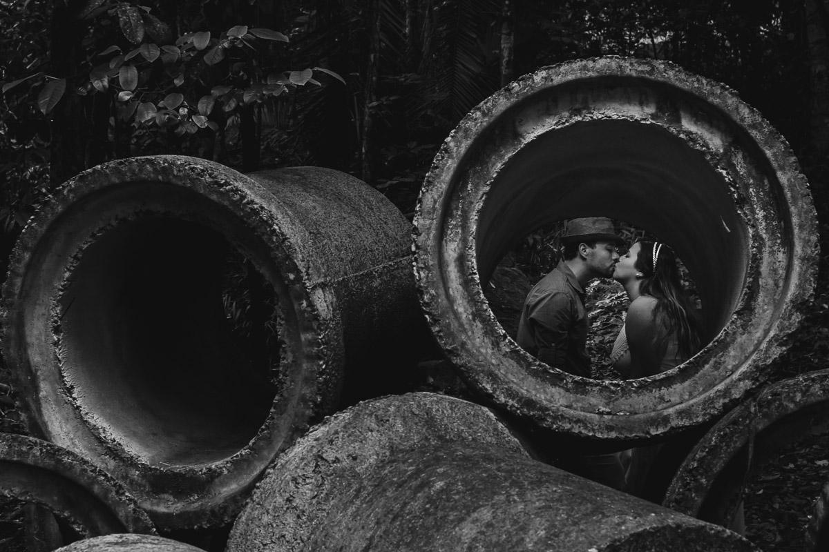 Casal entre escombros./Praia de Peruíbe - Cia P&B Produções