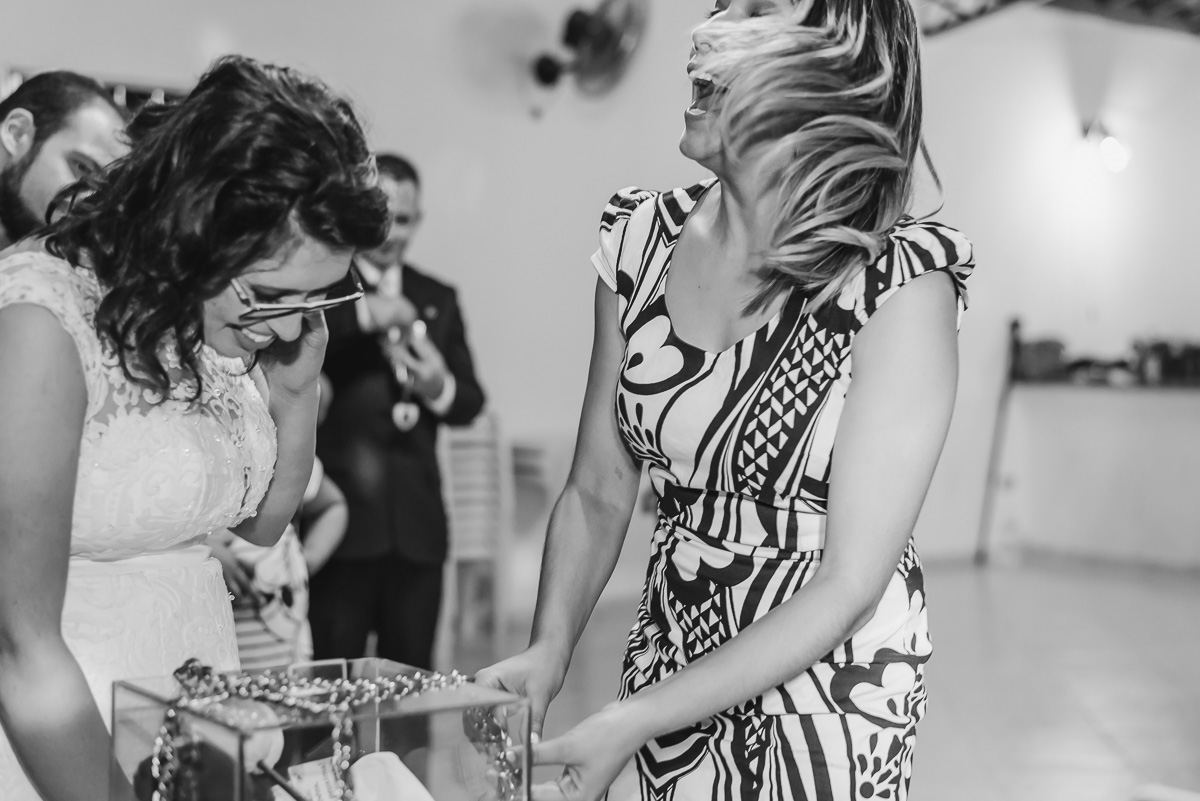 Convidada que conseguiu abrir o cadeado do buquê - Itapevi - SP - fotografia Cia P&B Produções 