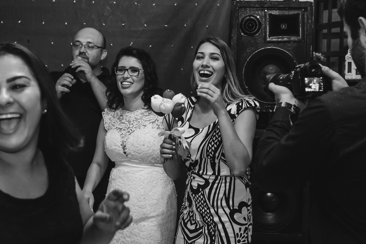 Noiva e convidada que pegou o buquê na festa - Itapevi - SP - fotografia Cia P&B Produções - Chácara Brilho da Lua