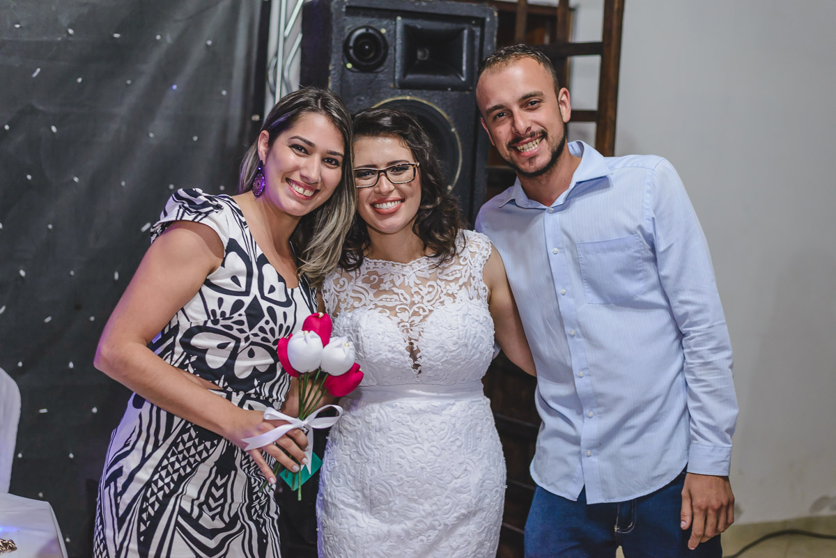 Noiva e casal de convidados com o buquê - Itapevi - SP - fotografia Cia P&B Produções - Chácara Brilho da Lua