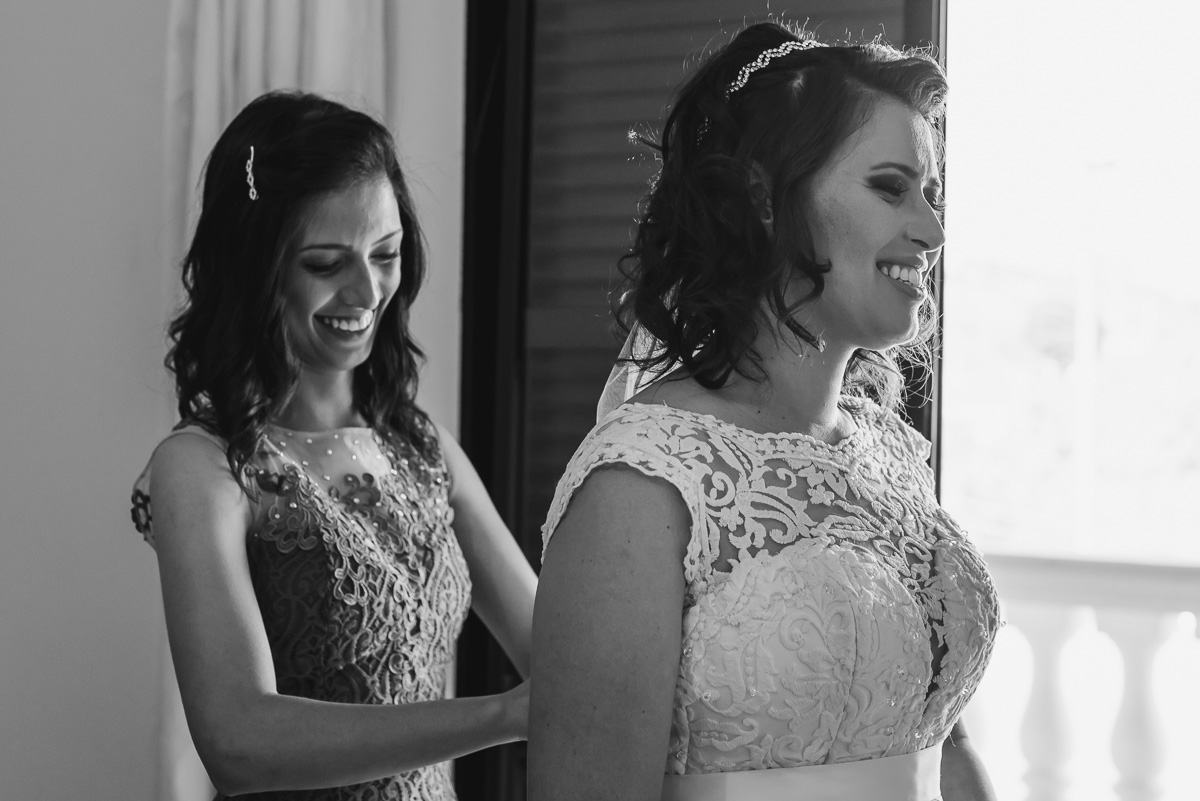 irmã da noiva fechando o vestido da noiva no making of - Itapevi - SP - fotografia Cia P&B Produções - Chácara Brilho da Lua