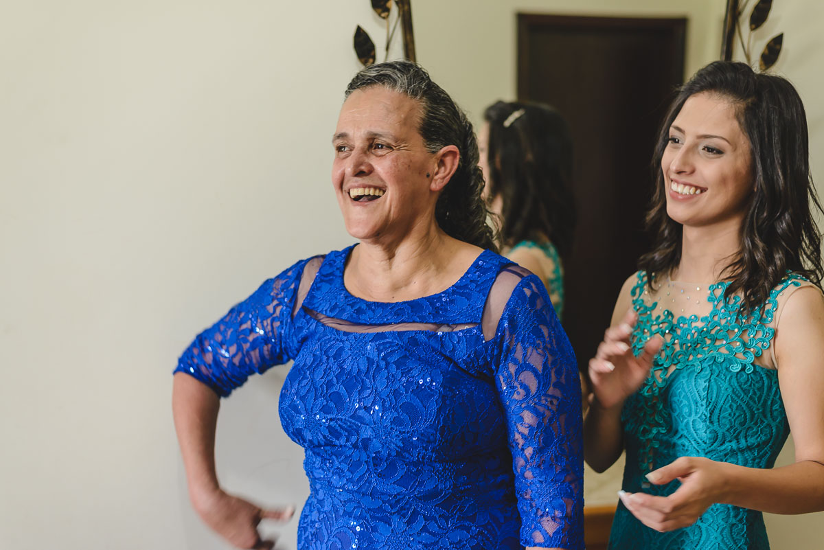 mãe da noiva e irmã da noiva sorrindo no making of - Itapevi - SP - fotografia Cia P&B Produções - Chácara Brilho da Lua