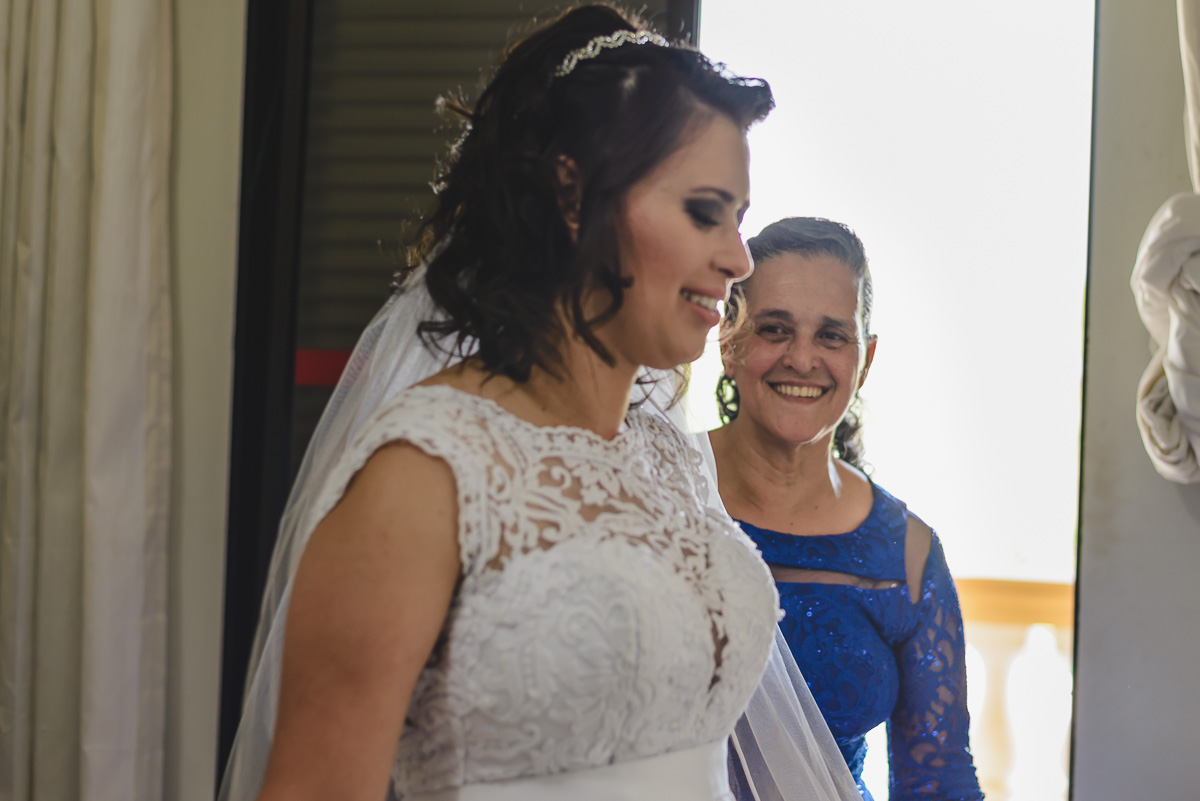 mãe e a noiva sorrindo no making of - Itapevi - SP - fotografia Cia P&B Produções - Chácara Brilho da Lua