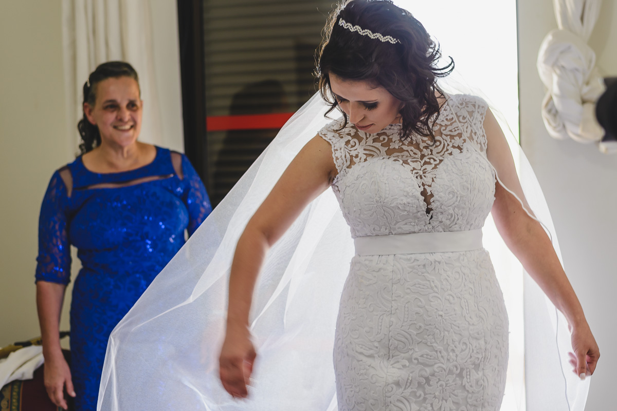 mãe e noiva arrumando o véu no making of - Itapevi - SP - fotografia Cia P&B Produções - Chácara Brilho da Lua