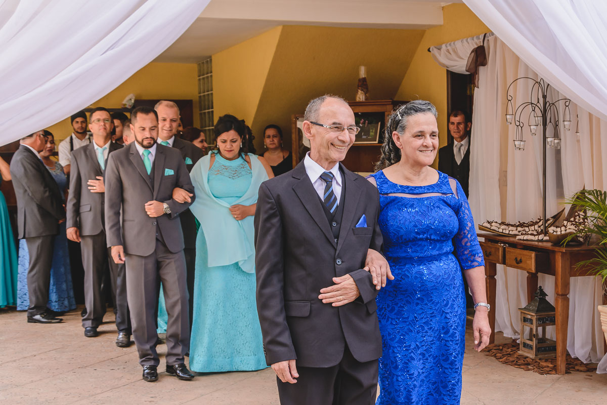 Entrada do pai do noivo com a mãe da noiva - cerimônia - Itapevi - SP - fotografia Cia P&B Produções - Chácara Brilho da Lua