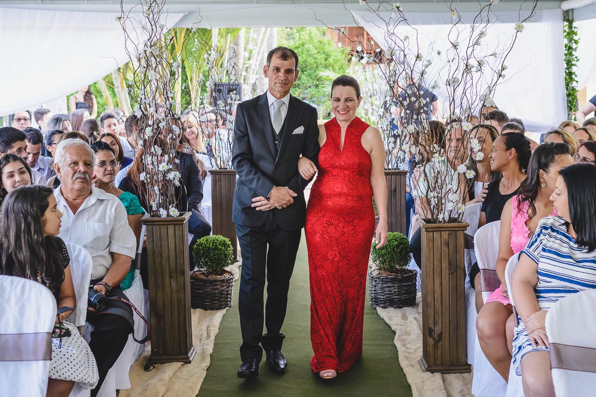 Entrada do noivo e sua mãe na cerimônia - Itapevi - SP - fotografia Cia P&B Produções - Chácara Brilho da Lua