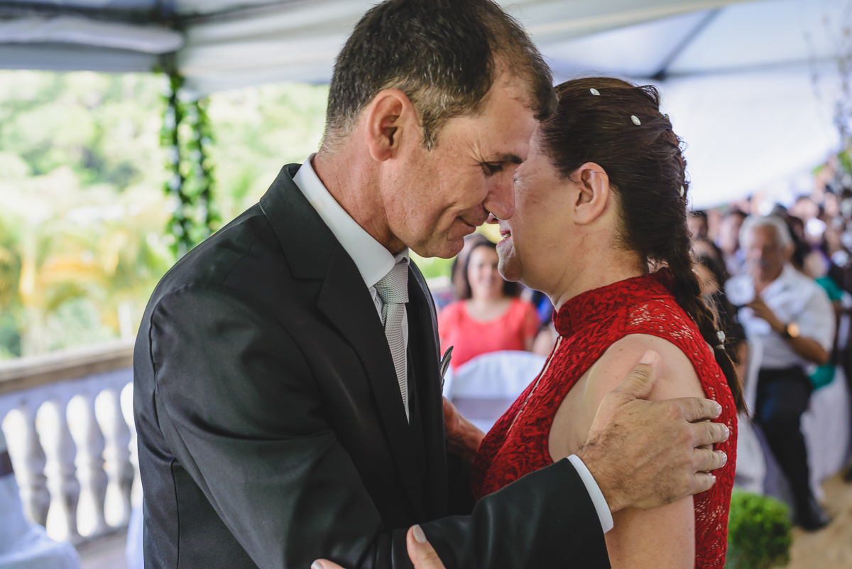 Abraço do noivo em sua mãe na cerimônia - Itapevi - SP - fotografia Cia P&B Produções - Chácara Brilho da Lua