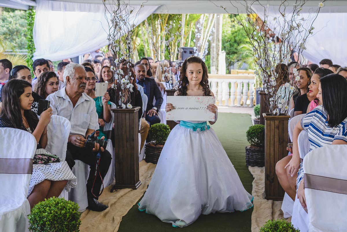 Daminha com quadrinho anunciando a entrada da noiva - Itapevi - SP - fotografia Cia P&B Produções - Chácara Brilho da Lua