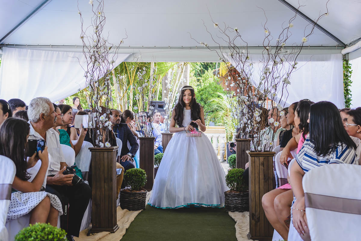 Daminha florista antes da entrada da noiva na cerimônia - Itapevi - SP - fotografia Cia P&B Produções - Chácara Brilho da Lua