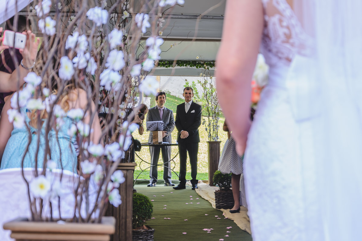 noivo vendo a noiva entrar na cerimônia - Itapevi - SP - fotografia Cia P&B Produções - Chácara Brilho da Lua