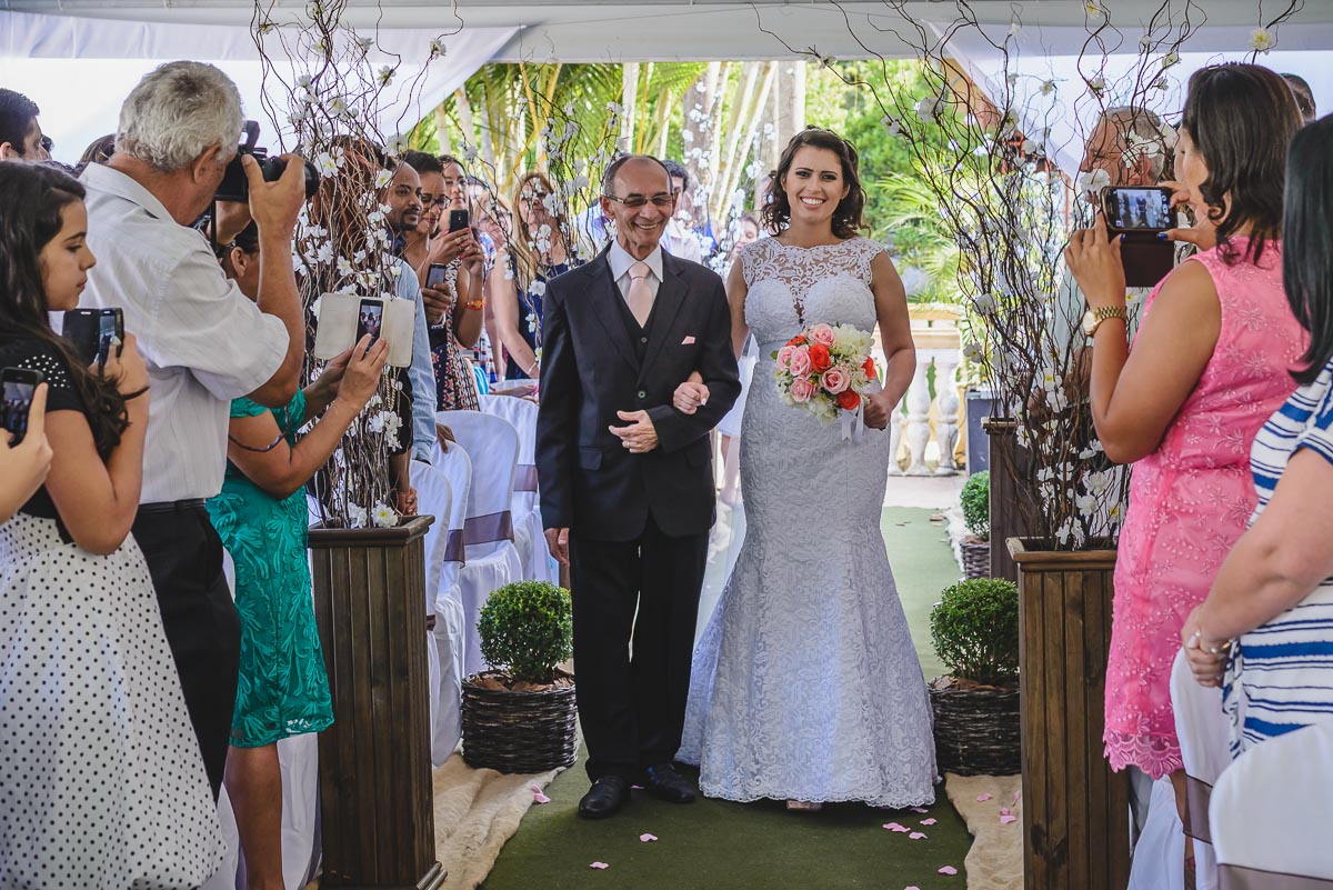 Noiva e seu pai entrando na cerimônia - Itapevi - SP - fotografia Cia P&B Produções - Chácara Brilho da Lua