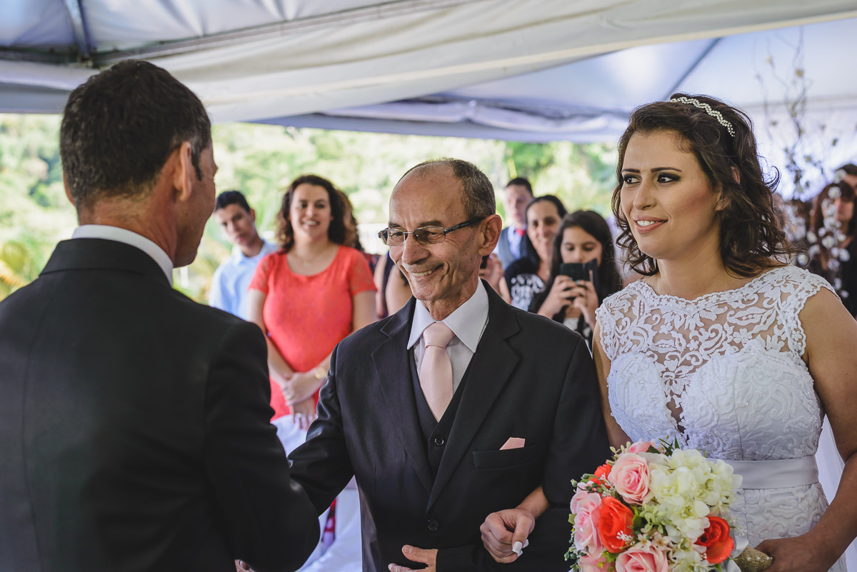 noivo cumprimentando o pai da noiva na cerimônia - Itapevi - SP - fotografia Cia P&B Produções - Chácara Brilho da Lua