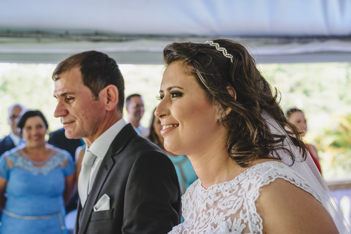Noiva sorrindo na cerimônia - Itapevi - SP - fotografia Cia P&B Produções - Chácara Brilho da Lua