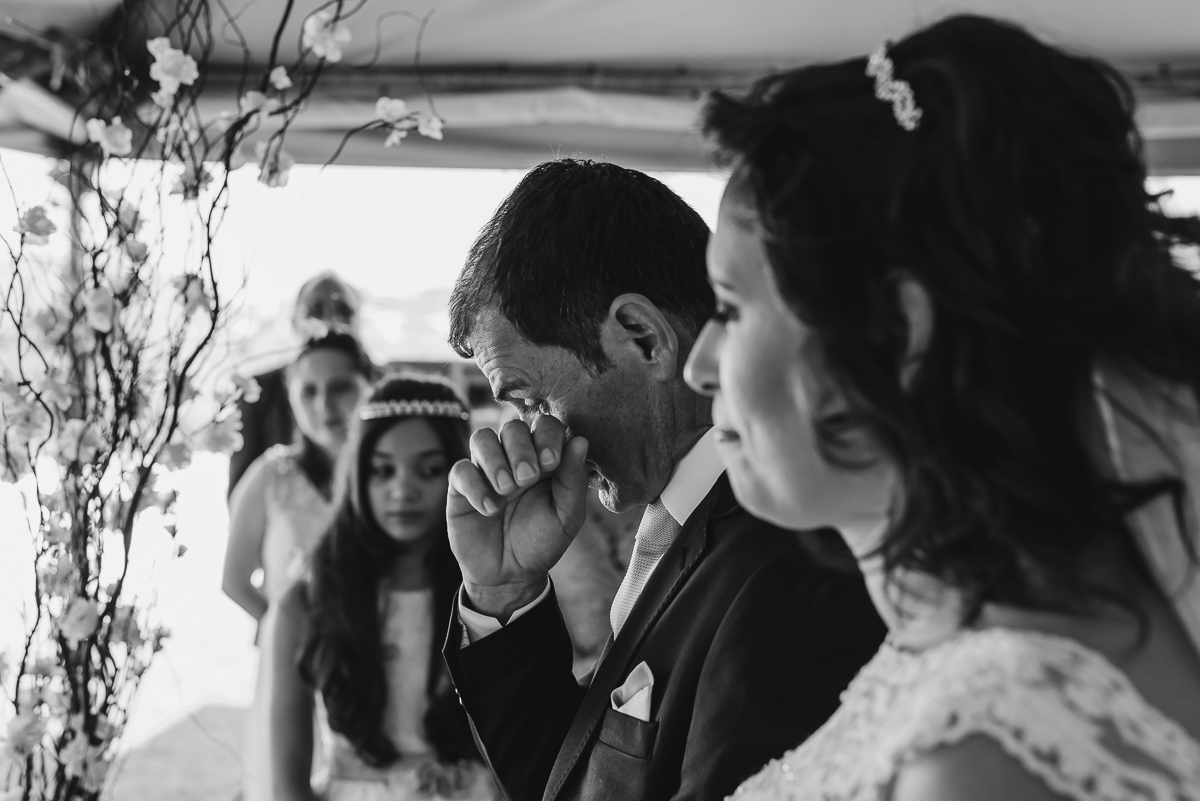 Noivo emocionado durante a cerimônia - Itapevi - SP - fotografia Cia P&B Produções - Chácara Brilho da Lua