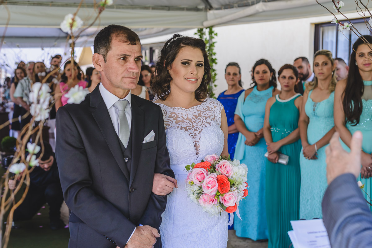 Noivos em frente ao pastor na cerimônia - Itapevi - SP - fotografia Cia P&B Produções - Chácara Brilho da Lua