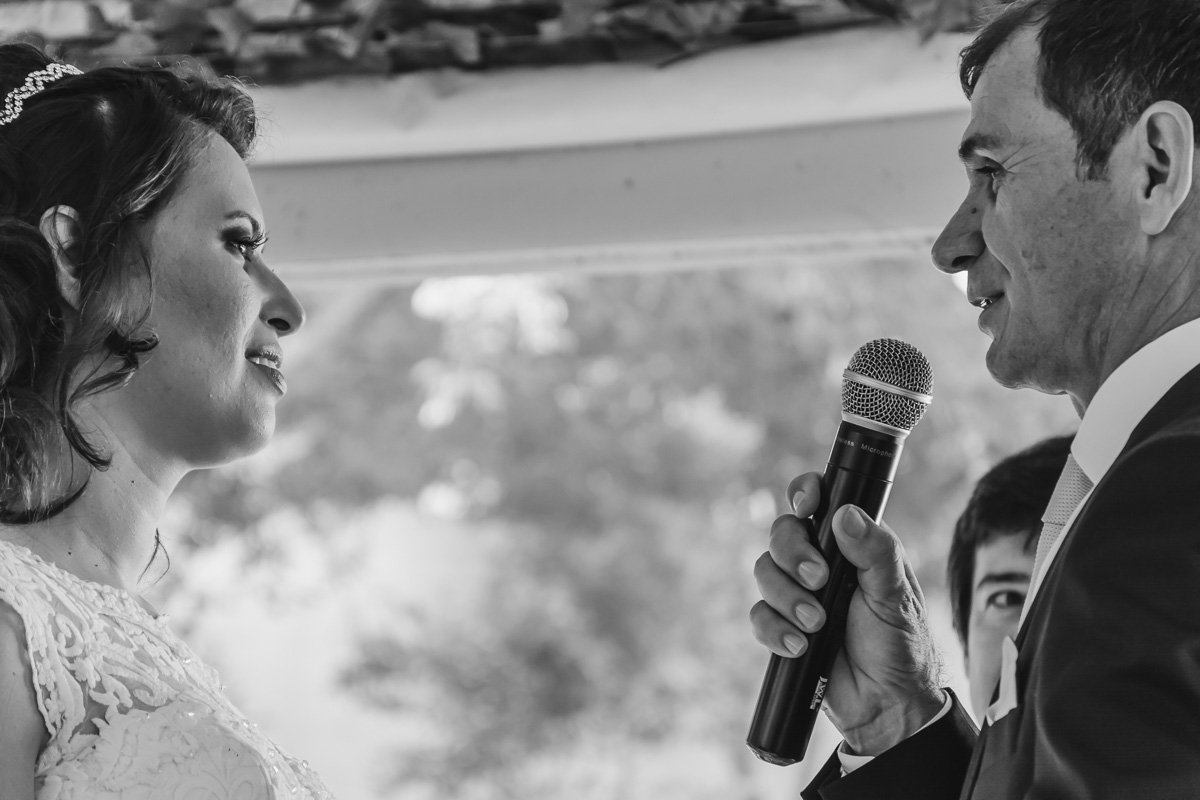 Noivo fazendo os votos para noiva na cerimônia - Itapevi - SP - fotografia Cia P&B Produções - Chácara Brilho da Lua