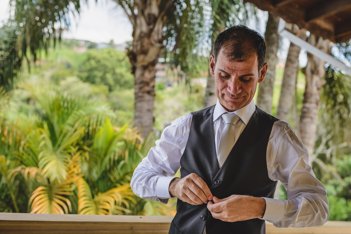 Noivo de colete no making of - Itapevi - SP - fotografia Cia P&B Produções - Chácara Brilho da Lua