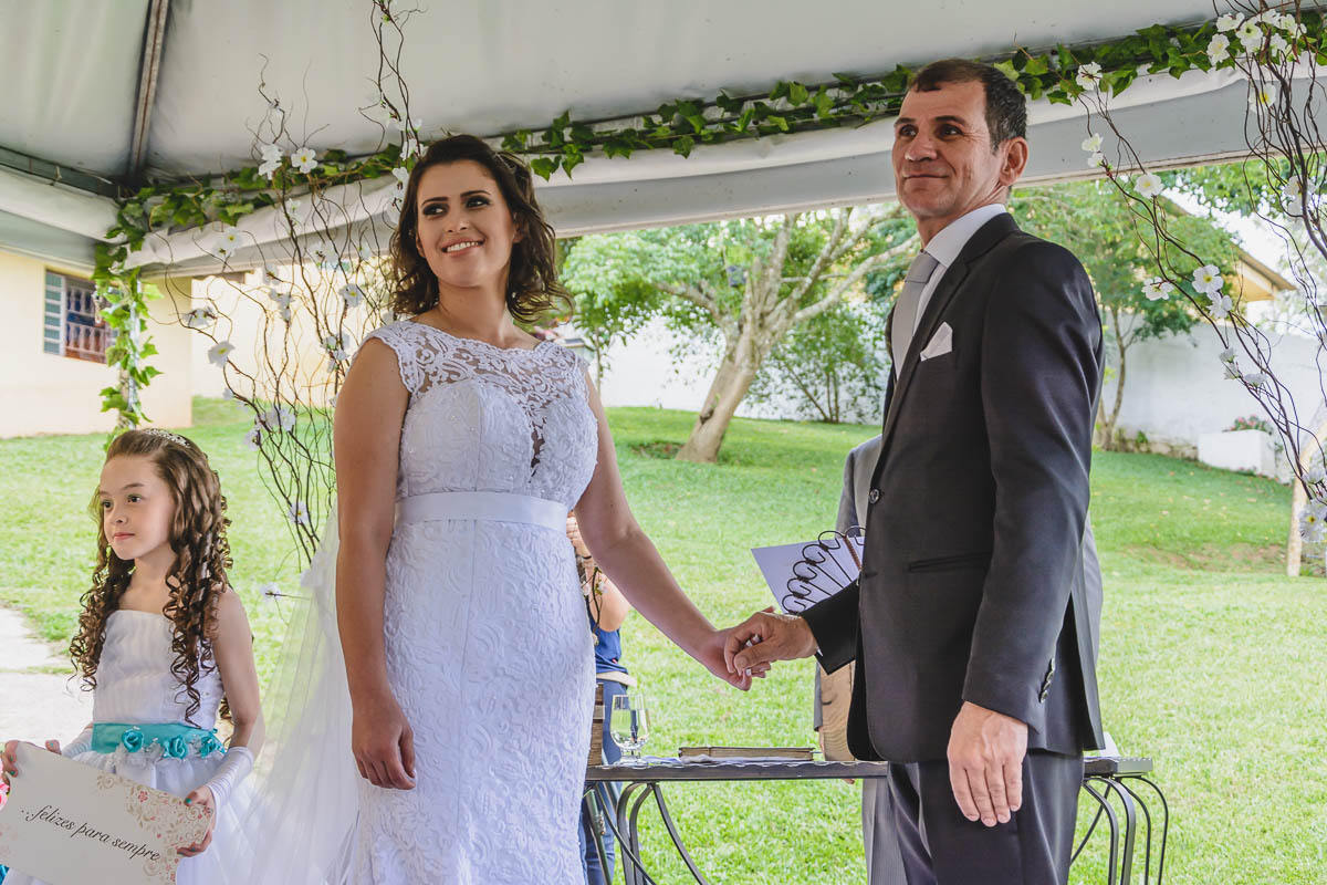 Noivos esperando a entrada das alianças durante a cerimônia - Itapevi - SP - fotografia Cia P&B Produções - Chácara Brilho da Lua