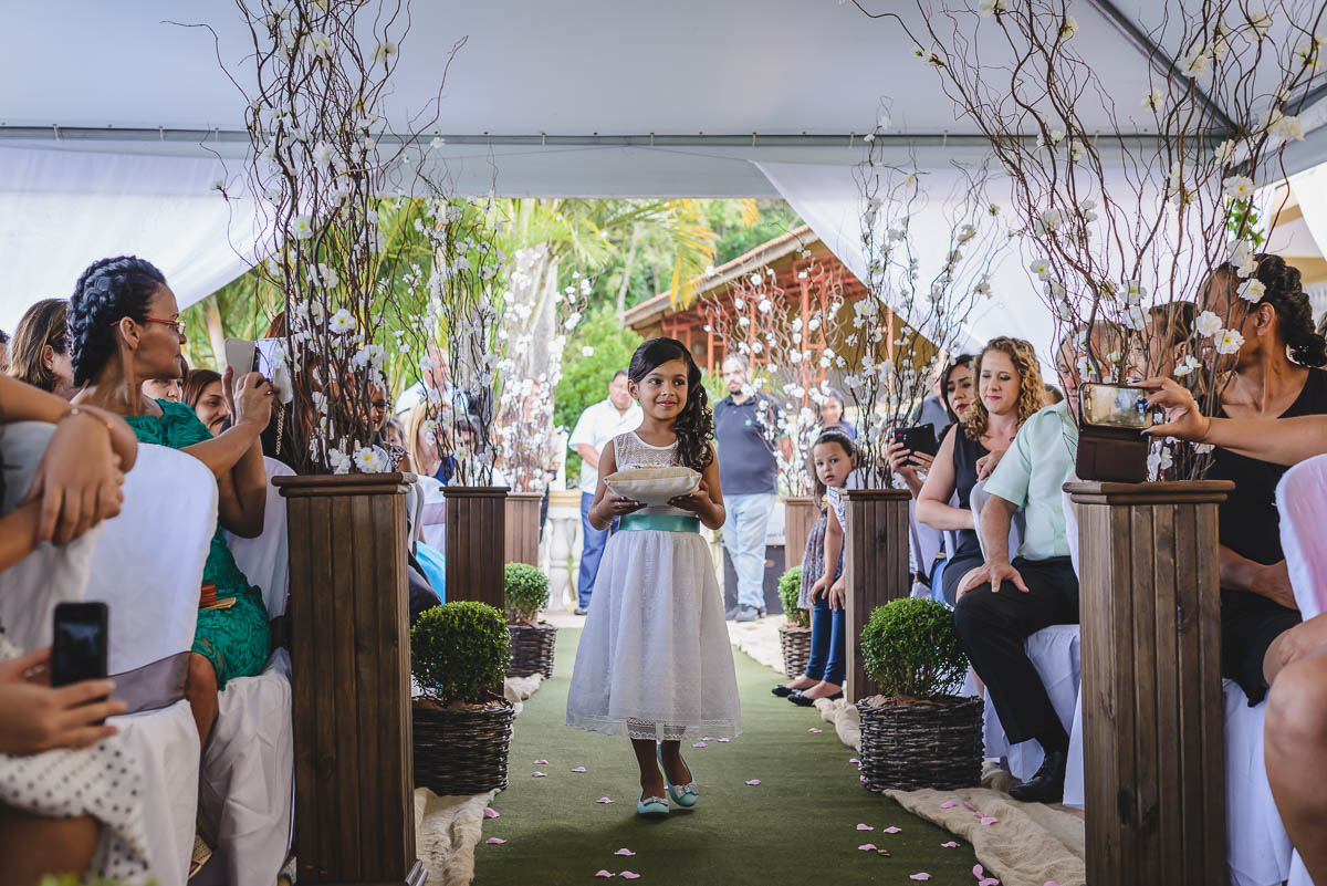 Daminha entrando com as alianças na cerimônia- Itapevi - SP - fotografia Cia P&B Produções  - Chácara Brilho da Lua