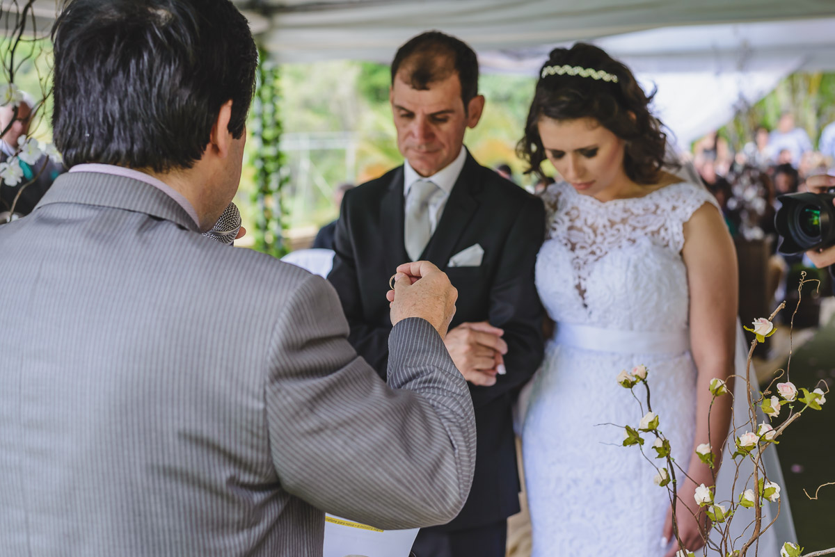 Pastor abençoando as alianças na cerimônia- Itapevi - SP - fotografia Cia P&B Produções  - Chácara Brilho da Lua