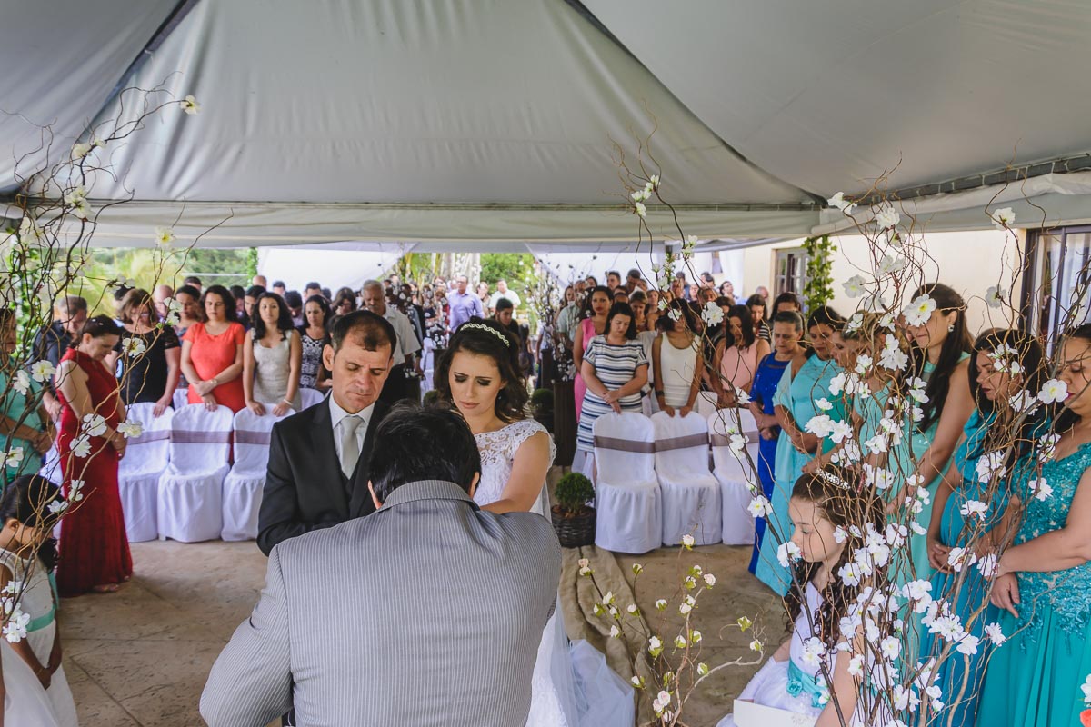Pastor abençoando as alianças e os noivos na cerimônia - Itapevi - SP - fotografia Cia P&B Produções  - Chácara Brilho da Lua