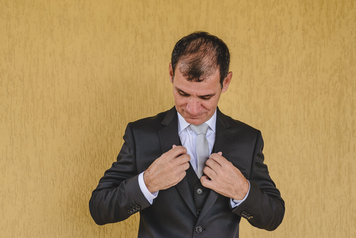 noivo arrumando o paleto no making of - Itapevi - SP - fotografia Cia P&B Produções - Chácara Brilho da Lua