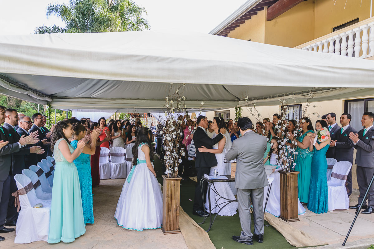 Padrinhos e convidados aplaudindo os noivos na cerimônia - Itapevi - SP - fotografia Cia P&B Produções - Chácara Brilho da Lua