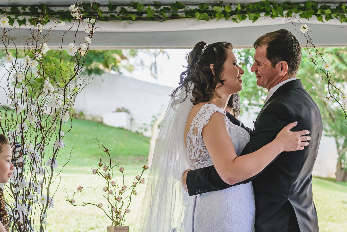 O beijo dos noivos na cerimônia - Itapevi - SP - fotografia Cia P&B Produções - Chácara Brilho da Lua