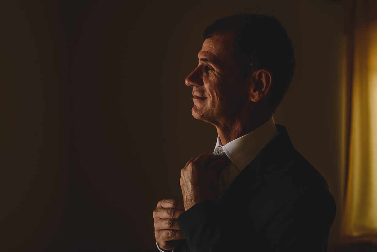 noivo arrumando sua gravata no making of - Itapevi - SP - fotografia Cia P&B Produções - Chácara Brilho da Lua