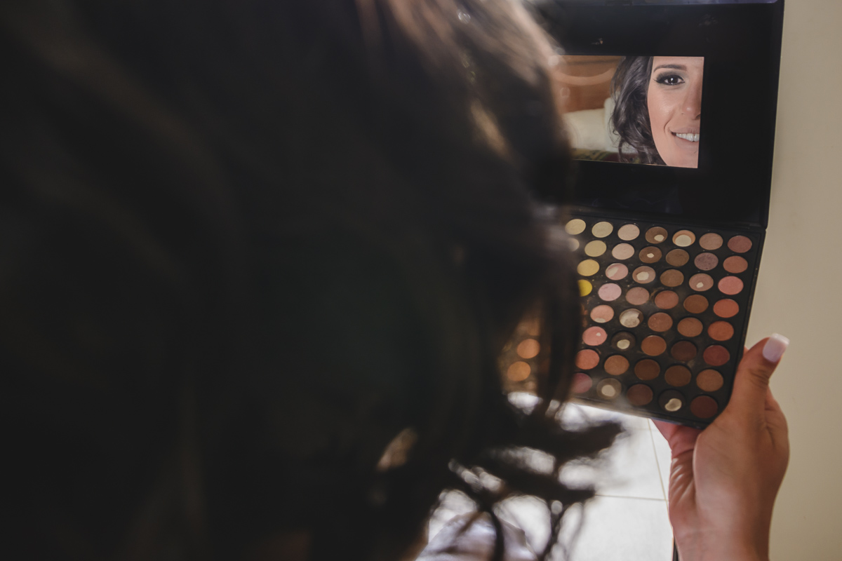 noiva se olhando no espelho no making of - Itapevi - SP - fotografia Cia P&B Produções - Chácara Brilho da Lua