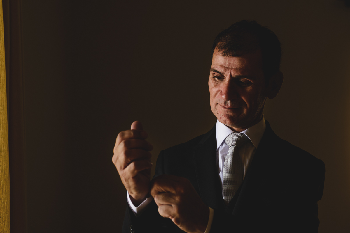 Noivo arrumando o botão da camisa no making of - Itapevi - SP - fotografia Cia P&B Produções - Chácara Brilho da Lua