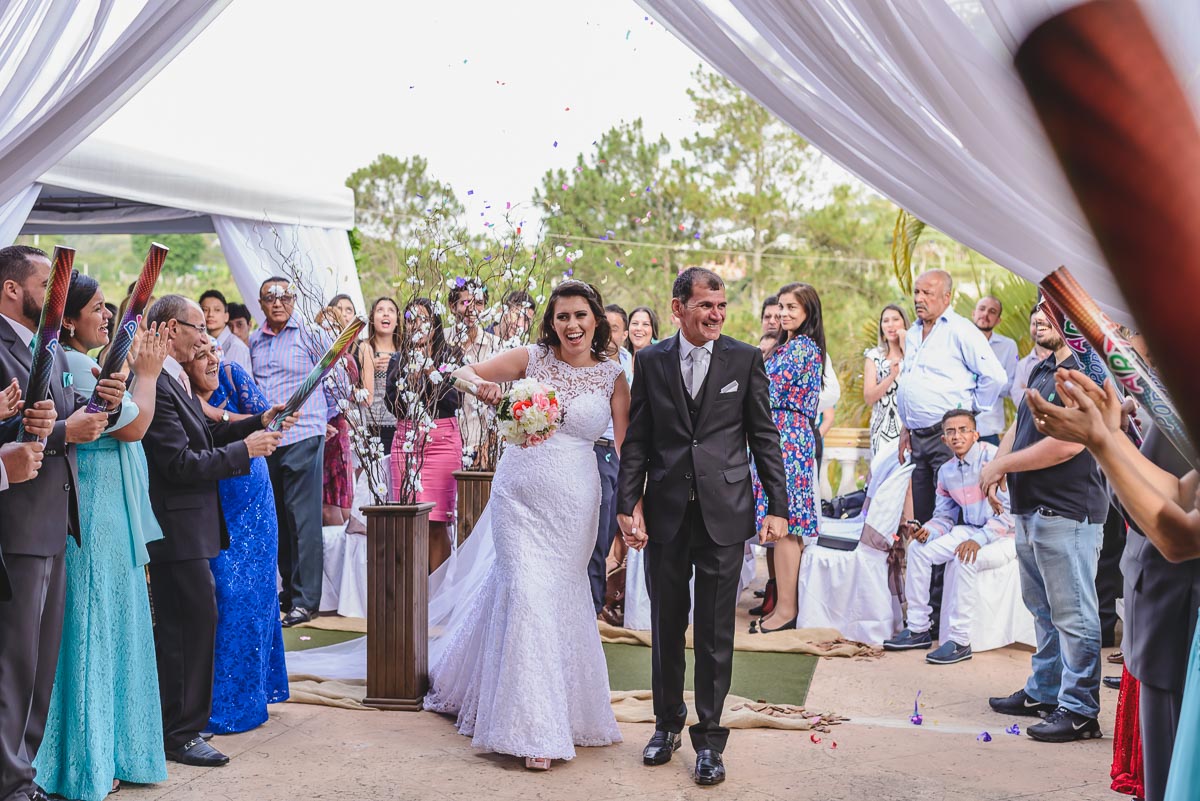 saída dos noivos na cerimônia - Itapevi - SP - fotografia Cia P&B Produções - Chácara Brilho da Lua