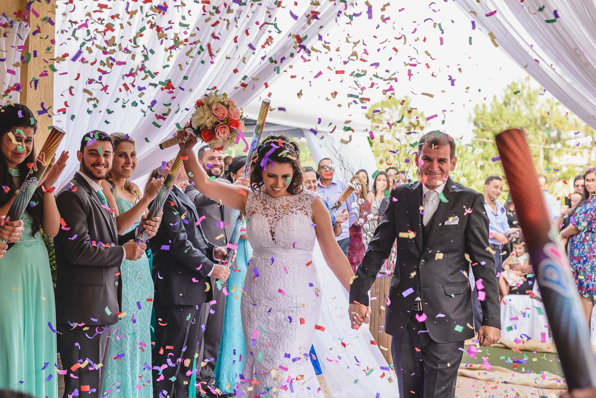 Confete na saída dos noivos com os padrinhos - Itapevi - SP - fotografia Cia P&B Produções - Chácara Brilho da Lua