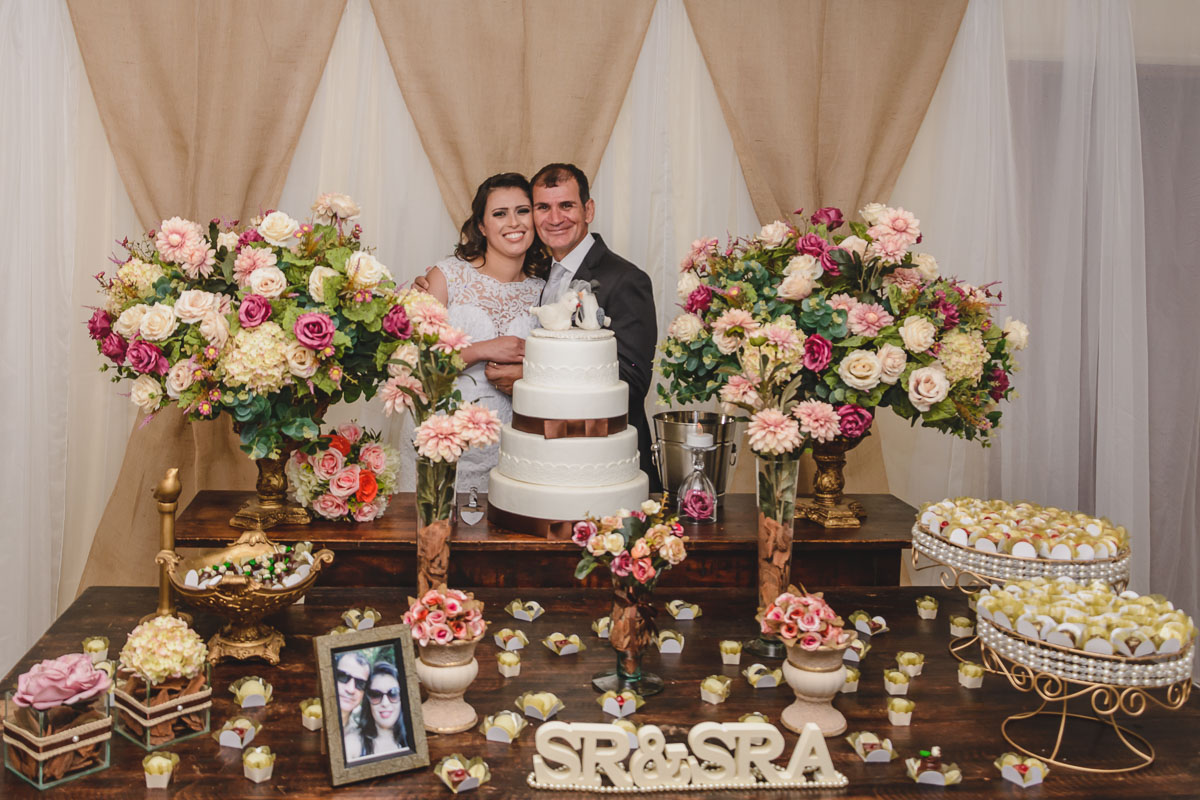 Noivos na mesa do bolo detalhe da decoração  - Itapevi - SP - fotografia Cia P&B Produções - Chácara Brilho da Lua