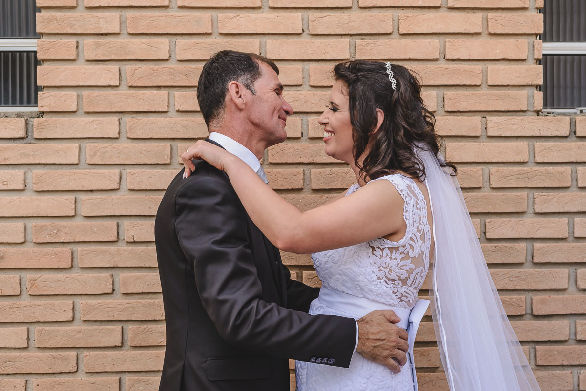 Ensaio pós cerimônia dos noivos sorrindo - Itapevi - SP - fotografia Cia P&B Produções - Chácara Brilho da Lua