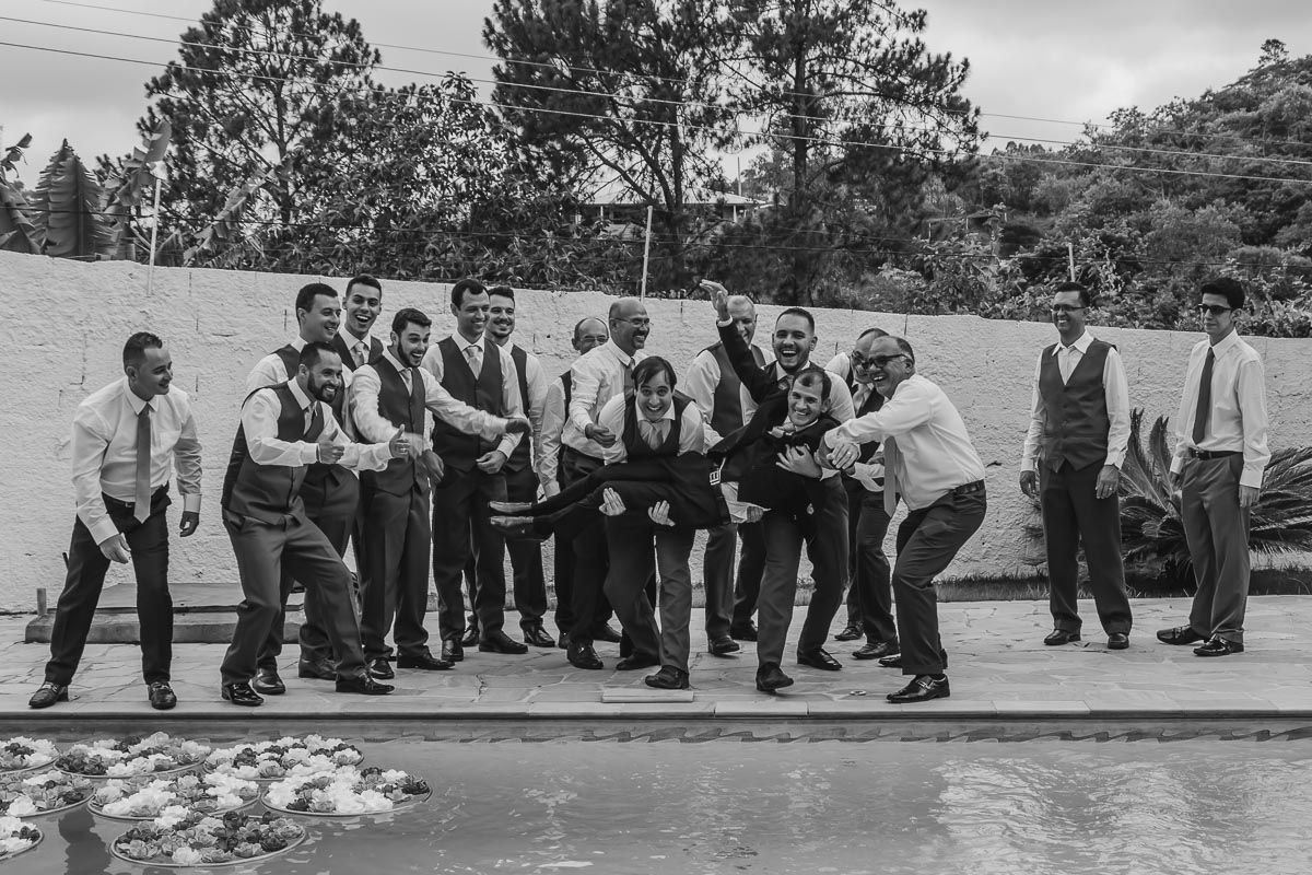 Padrinhos segurando o noivo a beira da piscina - Itapevi - SP - fotografia Cia P&B Produções - Chácara Brilho da Lua