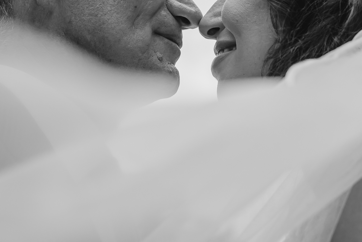 sorriso dos noivos no ensaio pós cerimônia- Itapevi - SP - fotografia Cia P&B Produções  - Chácara Brilho da Lua