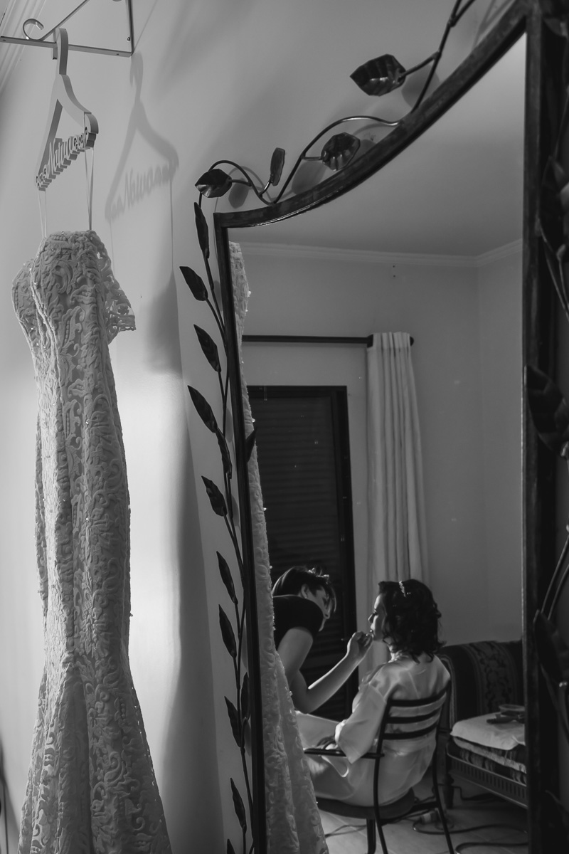 noiva passando batom no making of - Itapevi - SP - fotografia Cia P&B Produções - Chácara Brilho da Lua