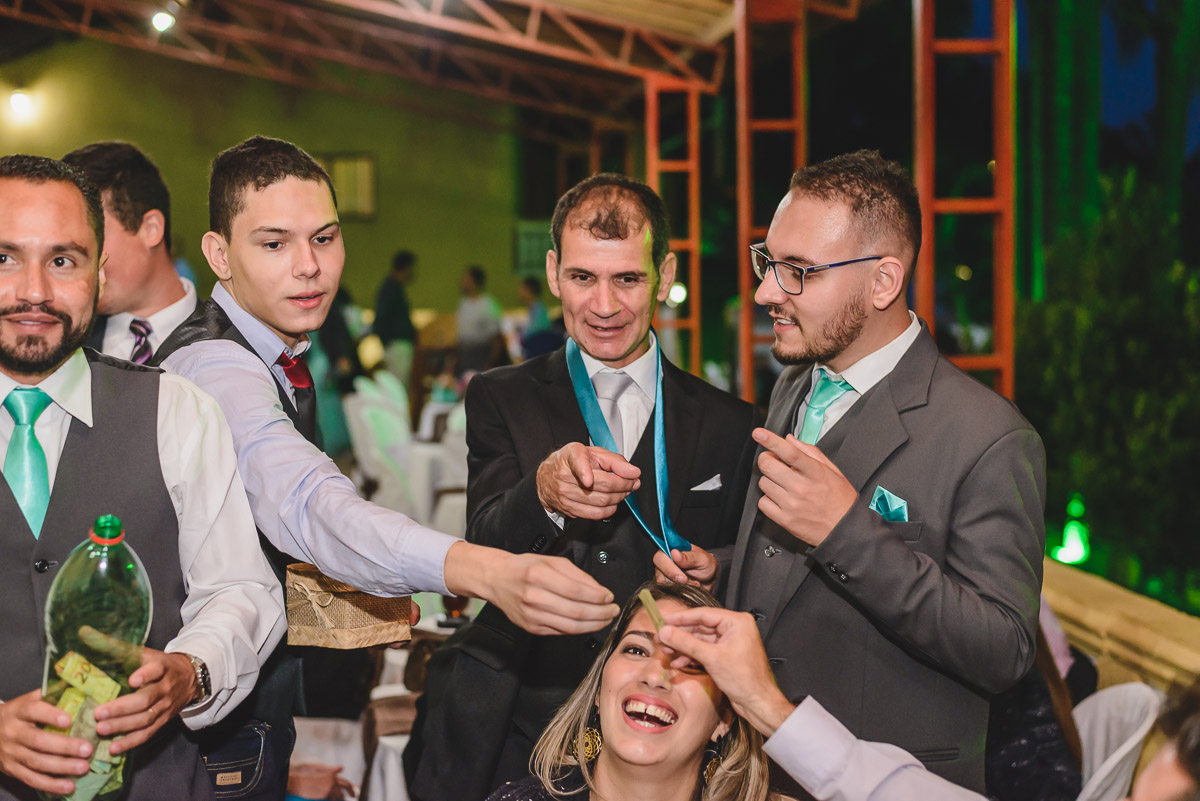 Gravata do noivo na festa - Itapevi - SP - fotografia Cia P&B Produções - Chácara Brilho da Lua