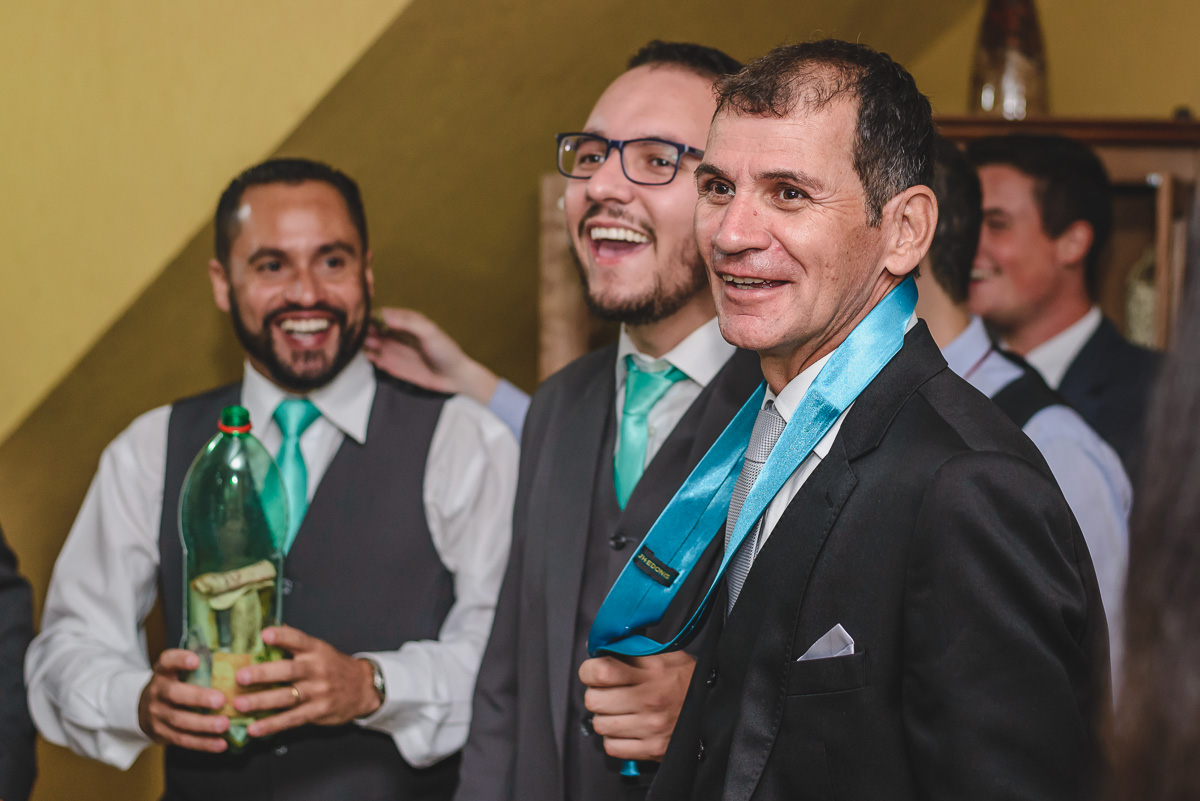 Padrinhos e noivo sorrindo na festa - Itapevi - SP - fotografia Cia P&B Produções - Chácara Brilho da Lua