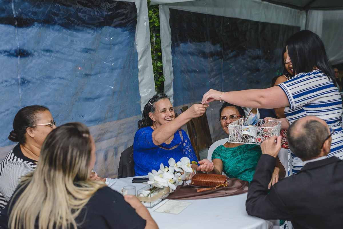 mãe da noiva recebendo a lembrança do sapato na festa - Itapevi - SP - fotografia Cia P&B Produções - Chácara Brilho da Lua